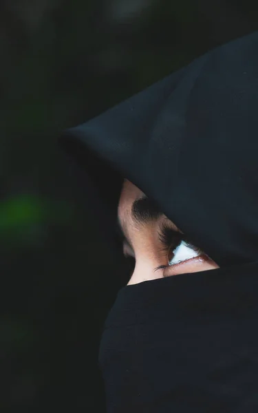 Close Van Mooie Vrouw Gezicht Bedekt Met Hijab Perfecte Glimmende — Stockfoto