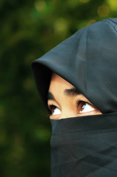 Gros Plan Belle Femme Visage Recouvert Hijab Les Yeux Brillants — Photo