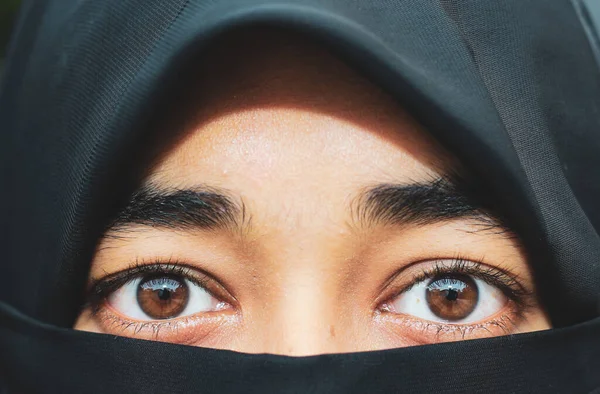 Primer Plano Hermosa Cara Mujer Cubierta Con Hijab Ojos Brillantes — Foto de Stock