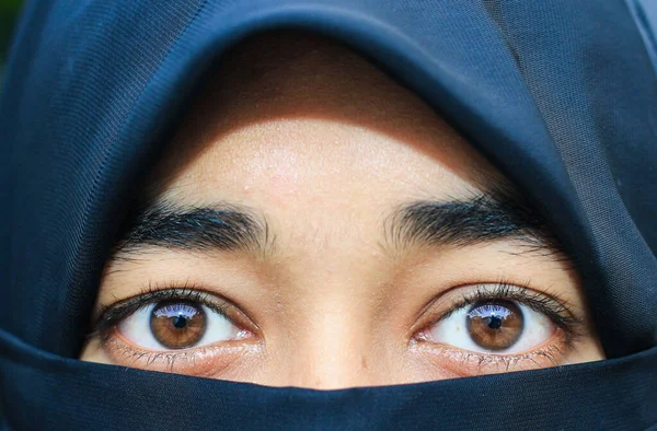 Gyönyörű Arca Hidzsábbal Borítva Tökéletes Csillogó Szeme Van Egy Muszlim — Stock Fotó