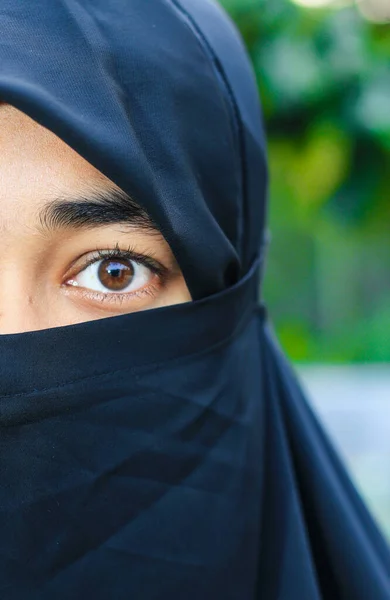 Gros Plan Belle Femme Visage Recouvert Hijab Les Yeux Brillants — Photo
