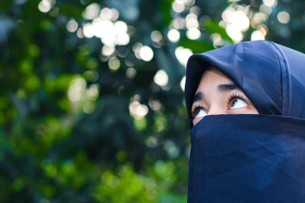 Close Van Mooie Vrouw Gezicht Bedekt Met Hijab Perfecte Glimmende — Stockfoto