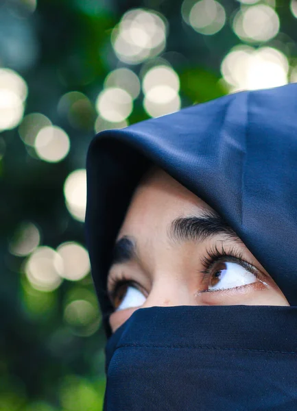 Close Van Mooie Vrouw Gezicht Bedekt Met Hijab Perfecte Glimmende — Stockfoto