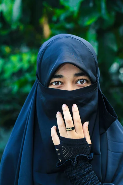 Primer Plano Hermosa Cara Mujer Cubierta Con Hijab Ojos Brillantes — Foto de Stock