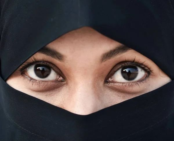 Gros Plan Belle Femme Visage Recouvert Hijab Les Yeux Brillants — Photo