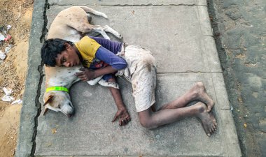Sokak köpeğiyle yatan evsiz bir çocuk. Yoksulluk, sosyal farklılıklar ve zulüm kavramı. İnsanın en iyi dostu..