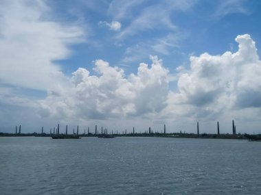 Fotoğraf, Bangladeş 'teki tuğla fabrikasındaki kirliliği temsil ediyor. Bangladeş 'te ve tüm dünyada iklim değişiyor..