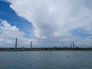 Fotoğraf, Bangladeş 'teki tuğla fabrikasındaki kirliliği temsil ediyor. Bangladeş 'te ve tüm dünyada iklim değişiyor..