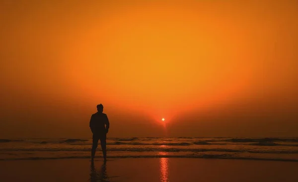 Silhouette Jeune Homme Admire Coucher Soleil Sur Mer Mode Vie — Photo