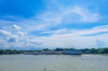 Bangladeş 'teki Chandpur nehir limanının güzel manzarası. Bulutlu bir arka planı olan nehirdeki feribot tekneleri. Panoramik görünüm.