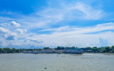 Bangladeş 'teki Chandpur nehir limanının güzel manzarası. Bulutlu bir arka planı olan nehirdeki feribot tekneleri. Panoramik görünüm.
