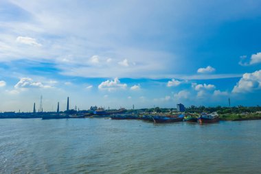 Büyük bir tanker gemisi yenileniyor. Nehir kıyısında gemi tamir ediliyor..