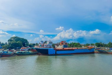 Büyük bir tanker gemisi yenileniyor. Nehir kıyısında gemi tamir ediliyor..