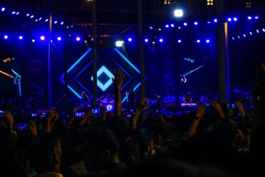 Grubun çaldığı her şarkının tadını çıkarıyorum. Bir müzik konserinde büyük bir kalabalığın fotoğrafını çektim. Gitaristler ve Davulcu 'nun konserde çaldığı rock grubu. Bangladeşli grup Shironamhin konseri.