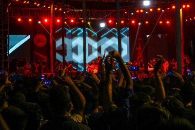 Grubun çaldığı her şarkının tadını çıkarıyorum. Bir müzik konserinde büyük bir kalabalığın fotoğrafını çektim. Gitaristler ve Davulcu 'nun konserde çaldığı rock grubu. Bangladeşli grup Shironamhin konseri.