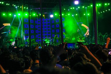 Grubun çaldığı her şarkının tadını çıkarıyorum. Bir müzik konserinde büyük bir kalabalığın fotoğrafını çektim. Gitaristler ve Davulcu 'nun konserde çaldığı rock grubu. Bangladeşli grup Shironamhin konseri.