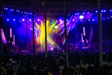 Grubun çaldığı her şarkının tadını çıkarıyorum. Bir müzik konserinde büyük bir kalabalığın fotoğrafını çektim. Gitaristler ve Davulcu 'nun konserde çaldığı rock grubu. Bangladeşli grup Shironamhin konseri.