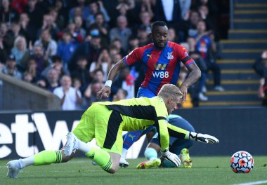 LONDON, ENGLAND - 3 Ekim 2021: Saray 'dan Jordan Pierre Ayew ve Leicester' dan Kasper Schmeichel, Crystal Palace FC ile Selhurst Park 'taki Leicester CIty FC arasında oynanan 2021-22 Premier Lig maçında resmedildi. Telif Hakkı: Cosmin Iftode /