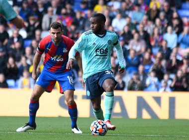 LONDON, ENGLAND - 3 Ekim 2021: Palace 'dan James McFarlane McArthur ve Leicester' dan Ademola Lookman, Crystal Palace FC ile Selhurst Park 'taki Leicester CIty FC arasında oynanan 2021-22 Premier League maçında resmedildi. Telif Hakkı: Cosmin Ift