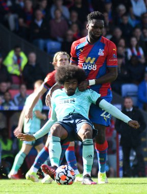 LONDON, ENGLAND - 3 Ekim 2021: Saray 'dan Odsonne Edouard ve Leicester' dan Hamza Choudhury, Selhurst Park 'taki Crystal Palace FC ile Leicester CIty FC arasında oynanan 2021-22 Premier Lig maçında çekildi. Telif Hakkı: Cosmin Iftode / Picst