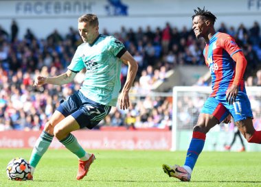 LONDON, ENGLAND - 3 Ekim 2021: Leicester 'dan Timothy Castagne ve Saray' dan Dazet Wilfried Armel Zaha, Crystal Palace FC ile Selhurst Park 'taki Leicester CIty FC arasında oynanan 2021-22 Premier Lig maçında çekildi. Telif Hakkı: Cosmin I
