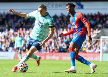 LONDON, ENGLAND - 3 Ekim 2021: Leicester 'dan Timothy Castagne ve Saray' dan Dazet Wilfried Armel Zaha, Crystal Palace FC ile Selhurst Park 'taki Leicester CIty FC arasında oynanan 2021-22 Premier Lig maçında çekildi. Telif Hakkı: Cosmin I