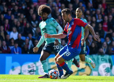 LONDON, ENGLAND - 3 Ekim 2021: Palace 'dan James McFarlane McArthur ve Leicester' dan Hamza Choudhury, Celhurst Park 'taki Crystal Palace FC ile Leicester CIty FC arasında oynanan 2021-22 Premier League maçında çekildi. Telif Hakkı: Cosmin Ift