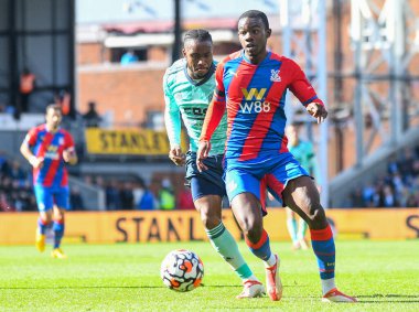 LONDON, ENGLAND - 3 Ekim 2021: Palace 'dan Tyrick Kwon Mitchell ve Leicester' dan Ademola Lookman, Crystal Palace FC ile Selhurst Park 'taki Leicester CIty FC arasında oynanan 2021-22 Premier League maçında çekildiler. Telif Hakkı: Cosmin Iftode /