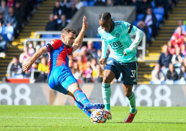 LONDON, ENGLAND - 3 Ekim 2021: Palace 'dan James McFarlane McArthur ve Leicester' dan Ademola Lookman, Crystal Palace FC ile Selhurst Park 'taki Leicester CIty FC arasında oynanan 2021-22 Premier League maçında resmedildi. Telif Hakkı: Cosmin Ift