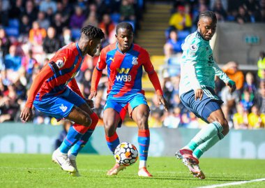 LONDON, ENGLAND - 3 Ekim 2021: Palace 'dan Tyrick Kwon Mitchell ve Leicester' dan Ademola Lookman, Crystal Palace FC ile Selhurst Park 'taki Leicester CIty FC arasında oynanan 2021-22 Premier League maçında çekildiler. Telif Hakkı: Cosmin Iftode /