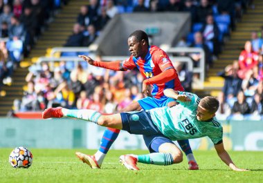 LONDON, ENGLAND - 3 Ekim 2021: Saraydan Tyrick Kwon Mitchell ve Leicester 'dan Timothy Castagne, Crystal Palace FC ile Selhurst Park' taki Leicester CIty FC arasında oynanan 2021-22 Premier Lig maçında çekildiler. Telif Hakkı: Cosmin Iftode