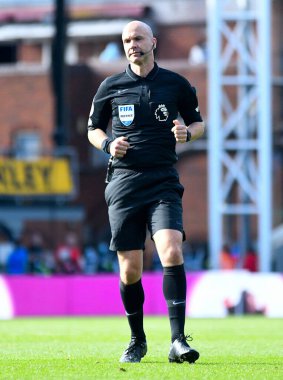 LONDON, ENGLAND - 3 Ekim 2021: İngiliz hakem Anthony Taylor, Crystal Palace FC ile Leicester CIty FC arasında oynanan 2021-22 Premier League maçında çekildi. Telif Hakkı: Cosmin Iftode / Picstaff