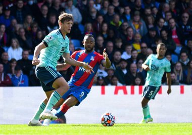 LONDON, ENGLAND - 3 Ekim 2021: Leicester 'dan Jannik Vestergaard ve Saray' dan Jordan Pierre Ayew Selhurst Park 'taki Crystal Palace FC ile Leicester CIty FC arasında oynanan 2021-22 Premier Lig maçında çekildiler. Telif Hakkı: Cosmin Iftode