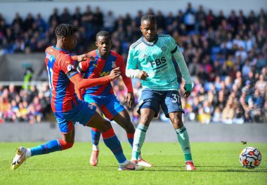LONDON, ENGLAND - 3 Ekim 2021: Leicester 'dan Ademola Lookman ve Saray' dan Tyrick Kwon Mitchell, Crystal Palace FC ile Selhurst Park 'taki Leicester CIty FC arasında oynanan 2021-22 Premier League maçında çekildiler. Telif Hakkı: Cosmin Iftode /