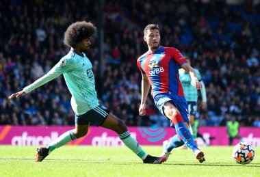 LONDON, ENGLAND - 3 Ekim 2021: Saray 'dan Joel Edward Philip Ward ve Leicester' dan Hamza Choudhury, Celhurst Park 'taki Crystal Palace FC ile Leicester CIty FC arasında oynanan 2021-22 Premier Lig maçında çekildiler. Telif Hakkı: Cosmin Ifto