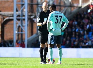 LONDON, ENGLAND - 3 Ekim 2021: İngiliz hakem Anthony Taylor ve Leicester 'lı Ademola Lookman, Crystal Palace FC ile Selhurst Park' taki Leicester CIty FC arasında oynanan 2021-22 Premier Lig maçında resmedildi. Telif Hakkı: Cosmin Iftode