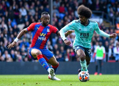 LONDON, ENGLAND - 3 Ekim 2021: Saray 'dan Jordan Pierre Ayew ve Leicester' dan Hamza Choudhury, Celhurst Park 'taki Crystal Palace FC ile Leicester CIty FC arasında oynanan 2021-22 Premier Lig maçında çekildiler. Telif Hakkı: Cosmin Iftode / Pi