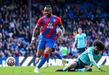 LONDON, ENGLAND - 3 Ekim 2021: Saray 'dan Jordan Pierre Ayew ve Leicester' dan Hamza Choudhury, Celhurst Park 'taki Crystal Palace FC ile Leicester CIty FC arasında oynanan 2021-22 Premier Lig maçında çekildiler. Telif Hakkı: Cosmin Iftode / Pi
