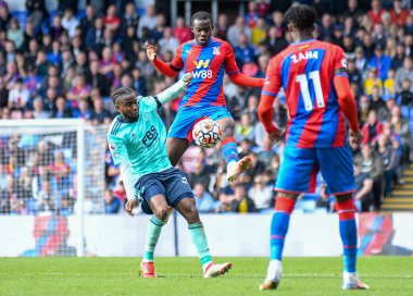 LONDON, ENGLAND - 3 Ekim 2021: Leicester 'dan Ademola Lookman ve Saray' dan Tyrick Kwon Mitchell, Crystal Palace FC ile Selhurst Park 'taki Leicester CIty FC arasında oynanan 2021-22 Premier League maçında çekildiler. Telif Hakkı: Cosmin Iftode /