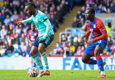 LONDON, ENGLAND - 3 Ekim 2021: Leicester 'dan Ademola Lookman ve Saray' dan Tyrick Kwon Mitchell, Crystal Palace FC ile Selhurst Park 'taki Leicester CIty FC arasında oynanan 2021-22 Premier League maçında çekildiler. Telif Hakkı: Cosmin Iftode /