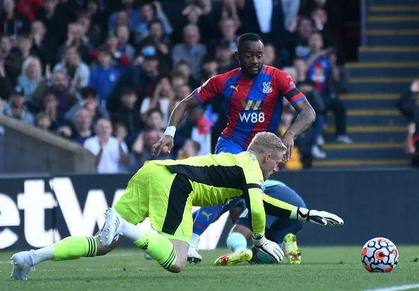 LONDON, ENGLAND - 3 Ekim 2021: Saray 'dan Jordan Pierre Ayew ve Leicester' dan Kasper Schmeichel, Crystal Palace FC ile Selhurst Park 'taki Leicester CIty FC arasında oynanan 2021-22 Premier Lig maçında resmedildi. Telif Hakkı: Cosmin Iftode /