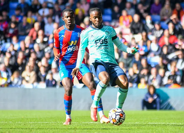 LONDON, ENGLAND - 3 Ekim 2021: Palace 'dan Tyrick Kwon Mitchell ve Leicester' dan Ademola Lookman, Crystal Palace FC ile Selhurst Park 'taki Leicester CIty FC arasında oynanan 2021-22 Premier League maçında çekildiler. Telif Hakkı: Cosmin Iftode /