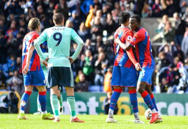 LONDON, ENGLAND - 3 Ekim 2021: Saray 'dan Tyrick Kwon Mitchell ve Saray' dan Michael Akpovie Olise, Crystal Palace FC ile Selhurst Park 'taki Leicester CIty FC arasında oynanan 2021-22 Premier Lig maçında çekildi. Telif Hakkı: Cosmin Ifto