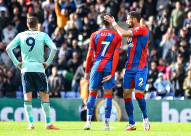 LONDON, ENGLAND - 3 Ekim 2021: Saray 'dan Joel Edward Philip Ward ve Saray' dan Michael Akpovie Olise, Crystal Palace FC ile Selhurst Park 'taki Leicester CIty FC arasında oynanan 2021-22 Premier Lig maçında çekildi. Telif Hakkı: Cosmin I
