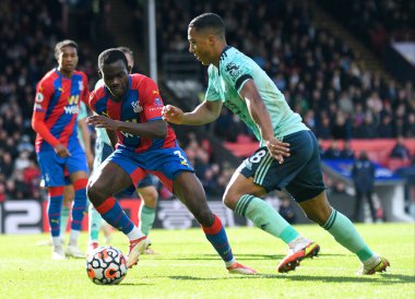 LONDON, ENGLAND - 3 Ekim 2021: Leicester 'dan Youri Tielemans ve Saray' dan Tyrick Kwon Mitchell, Selhurst Park 'taki Crystal Palace FC ile Leicester CIty FC arasında oynanan 2021-22 Premier League maçında çekildiler. Telif Hakkı: Cosmin Iftode /