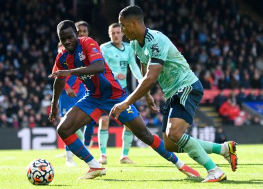 LONDON, ENGLAND - 3 Ekim 2021: Palace 'dan Tyrick Kwon Mitchell ve Leicester' dan Youri TiEleans, Celhurst Park 'taki Crystal Palace FC ile Leicester CIty FC arasında oynanan 2021-22 Premier League maçında çekildi. Telif Hakkı: Cosmin Iftode /