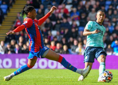 LONDON, ENGLAND - 3 Ekim 2021: Saray 'dan Michael Akpovie Olise ve Leicester' dan Youri TiEleans, Crystal Palace FC ile Selhurst Park 'taki Leicester CIty FC arasında oynanan 2021-22 Premier Lig maçında çekildi. Telif Hakkı: Cosmin Iftode
