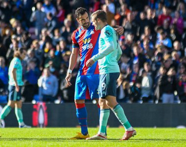 LONDON, ENGLAND - 3 Ekim 2021: Saray 'dan Luka Milivojeviç ve Leicester' dan Jamie Vardy Selhurst Park 'taki Crystal Palace FC ile Leicester CIty FC arasında oynanan 2021-22 Premier Lig maçında çekildiler. Telif Hakkı: Cosmin Iftode / Picstaff