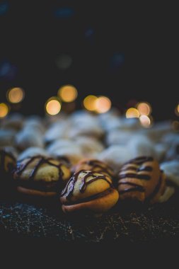 Bokeh etkisi ve rahat atmosferi olan bir yerdeki geleneksel Noel fırınlarının karamsar resmi.