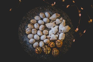 Bokeh etkisi ve rahat atmosferi olan bir yerdeki geleneksel Noel fırınlarının karamsar resmi.